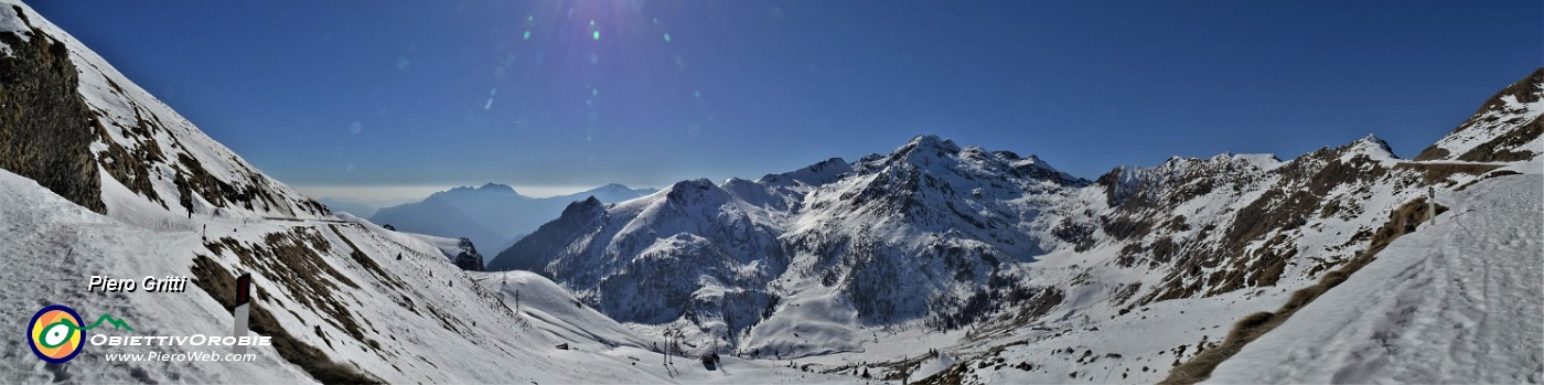 50 Per la discesa scendiamo seguendo la strada provinciale N. 48-BG del Passo San Marco ...ancora ben innevata.jpg